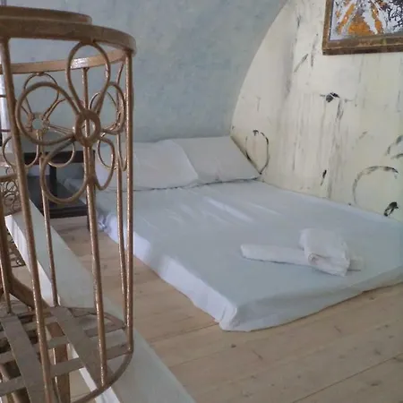 Helios Cave House Emporio (Santorini)